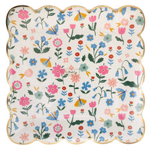 Load image into Gallery viewer, Floral Pattern 9" Plate